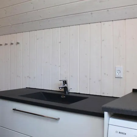 Three-bedroom Holiday In 78 בלבאנד